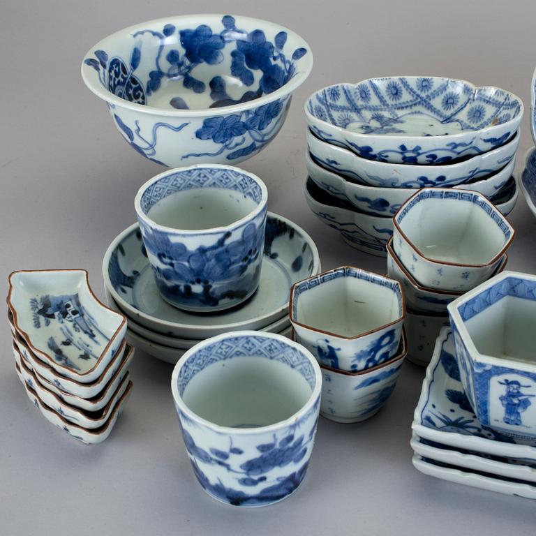 PARTI PORSLIN, ca 30 delar. Japan, 1900-talets första hälft.