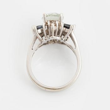 Ring 14K guld med fasettslipad grön kvarts, safirer och runda briljantslipade diamanter.