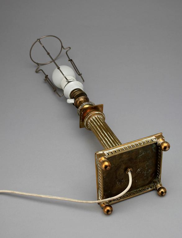 BORDSLAMPA, mässing, gustaviansk stil, 1900-talets början.