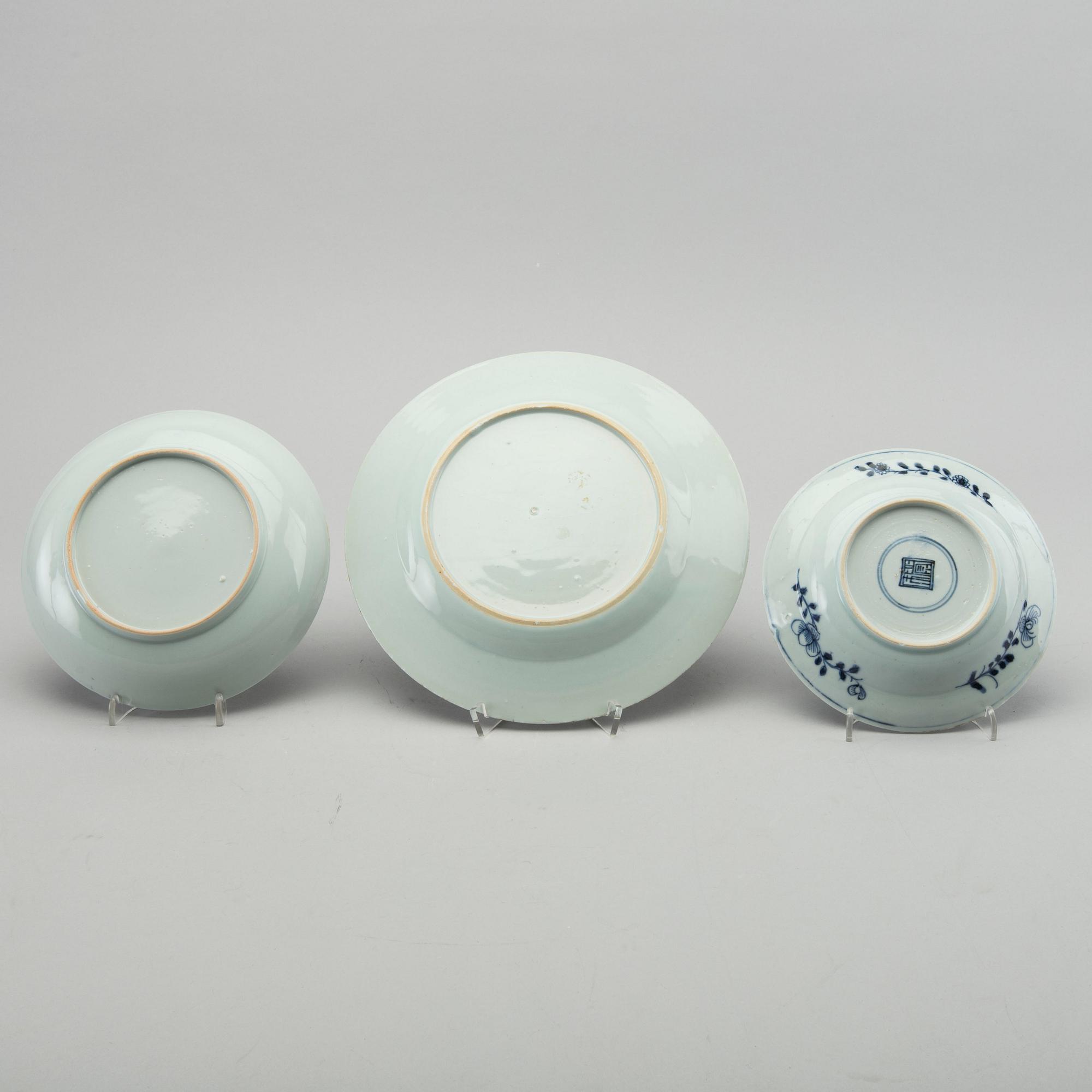 TALLRIKAR 13 st samt ASSIETTER 4 st och BÄRTALLRIKAR 2 st Kina Qianlong (1736-95) och äldre porslin.