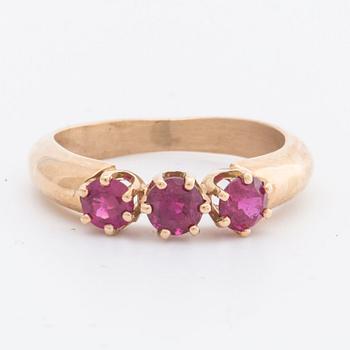 RING 18K gold w 3 rubies.