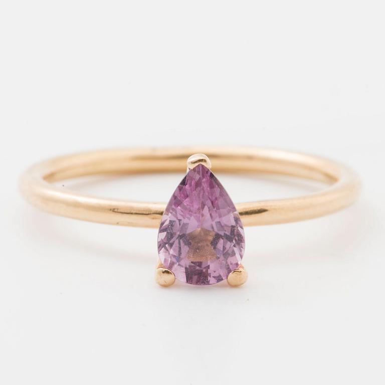 RING, med droppslipad ametist.