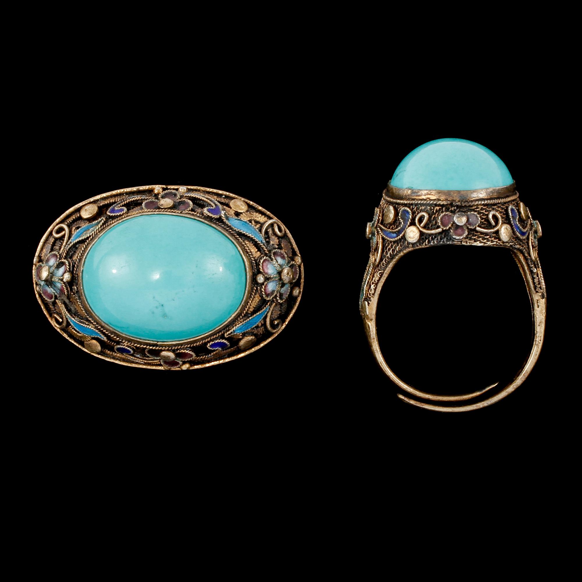 BROSCH samt RING, förgyllt silver med cabochonslipade turkoser och emalj, sekelskifte 1800/1900-tal. Vikt 20 g.