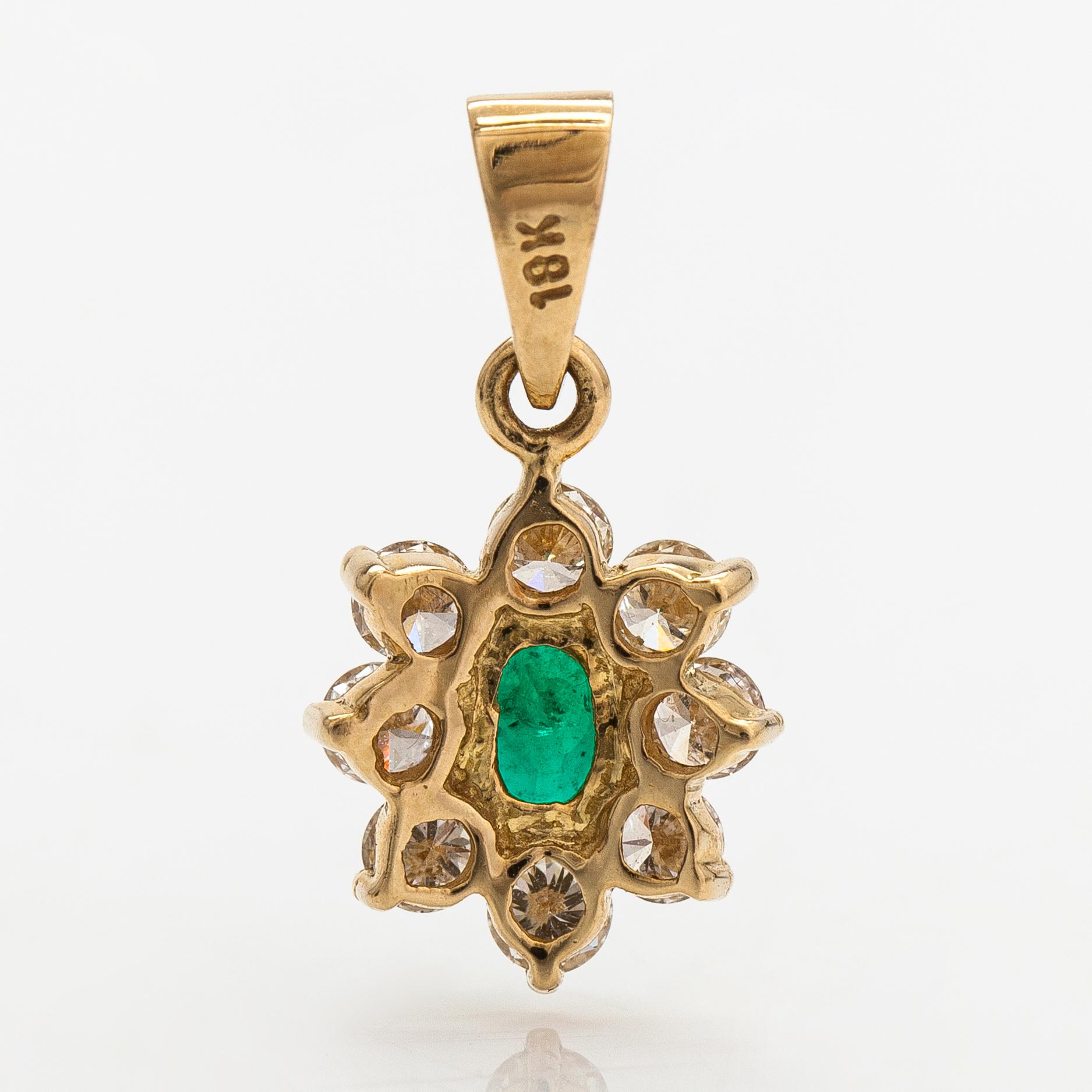 An 18K gold pendant with an emerald and diamonds ca. 0.56 ct in total.