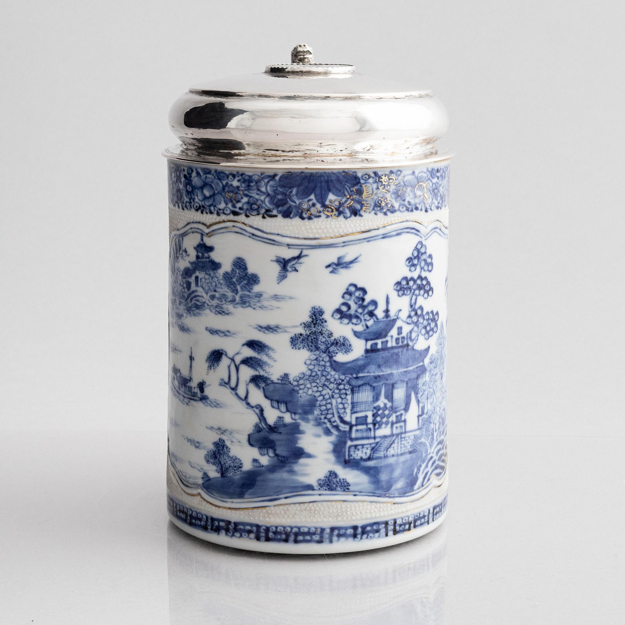 Dryckeskanna, silvermontering på kompaniporslin, otydlig mästarstämpel, Danmark 1700-tal.