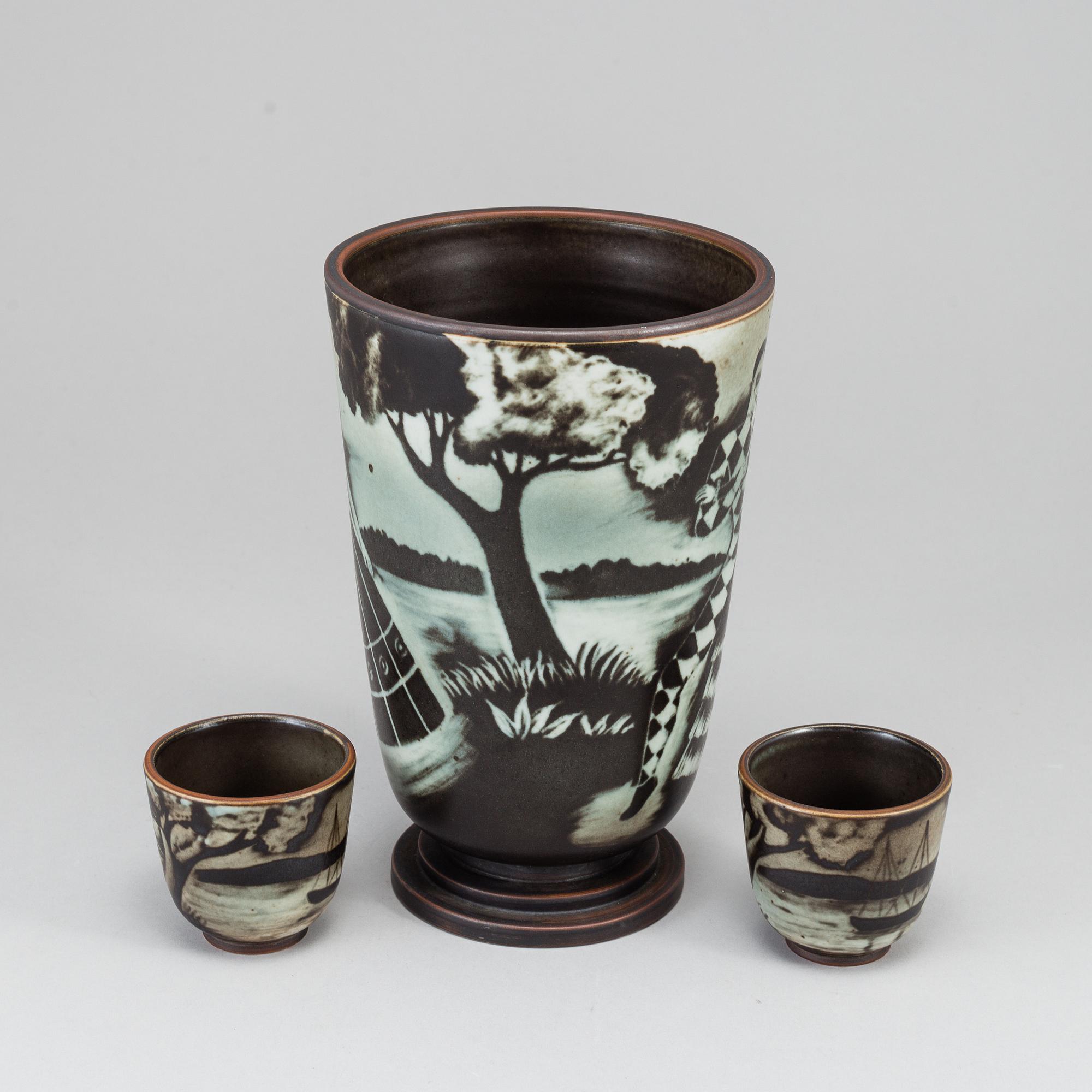 GUNNAR NYLUND, a "Flambé" stoneware vase and two cups, Rörstrand, 1930-40's.