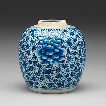 712. A blue and white jar, Qing dynasty, 18th Century.