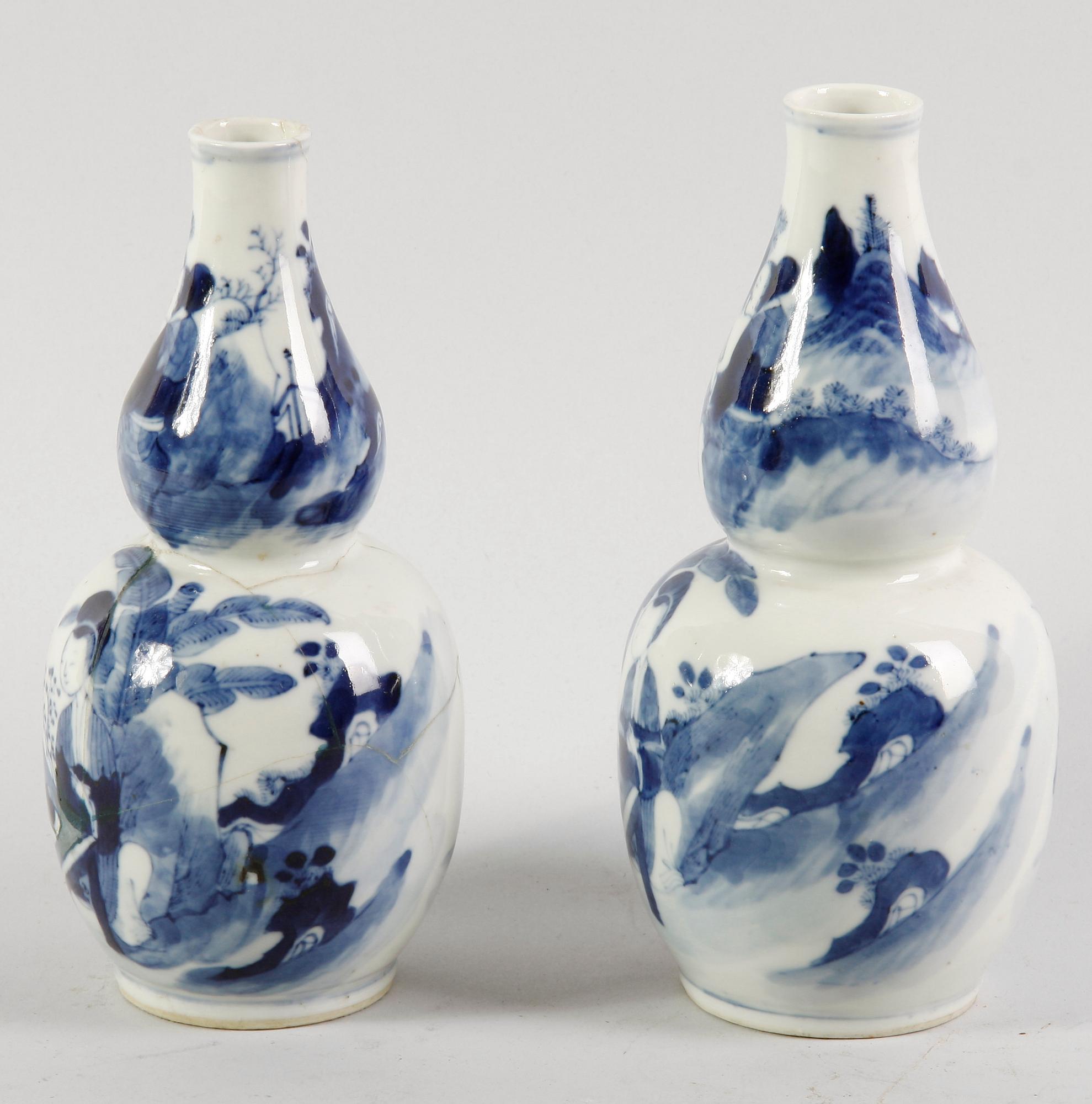 VASER, ett par. Porslin. Kina, Kangxi-stil.