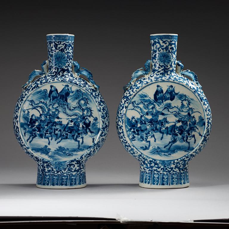 PILGRIMSFLASKOR, ett par, porslin. Sen Qing dynasti, 1800-tal.