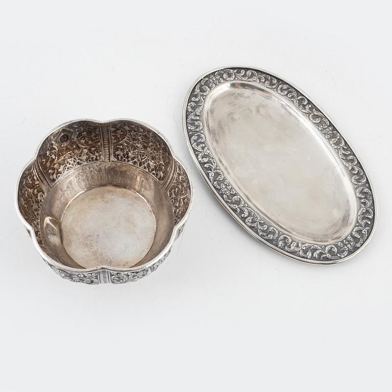 Kryddställ på bricka, samt skål, sterlingsilver, Thailand.