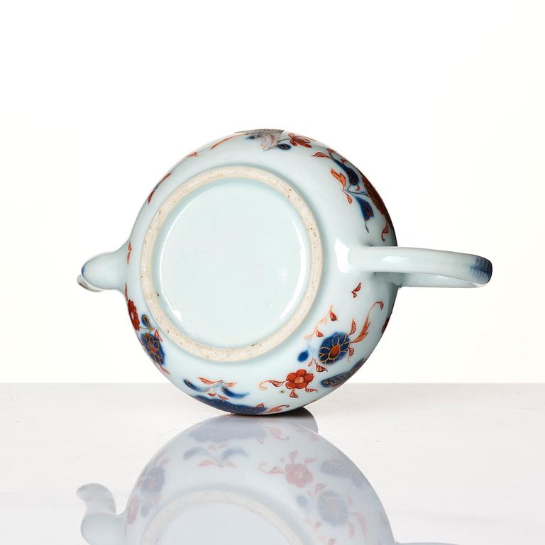 Miniatyrtripod, vas samt tekanna med lock, porslin. Qingdynastin, 17/1800-tal.
