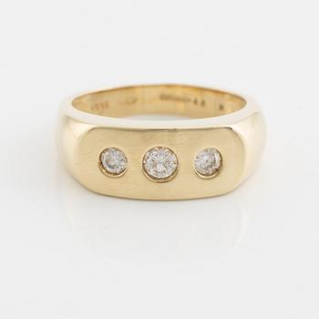 A 14K gold ring set with round brilliant-cut diamonds.