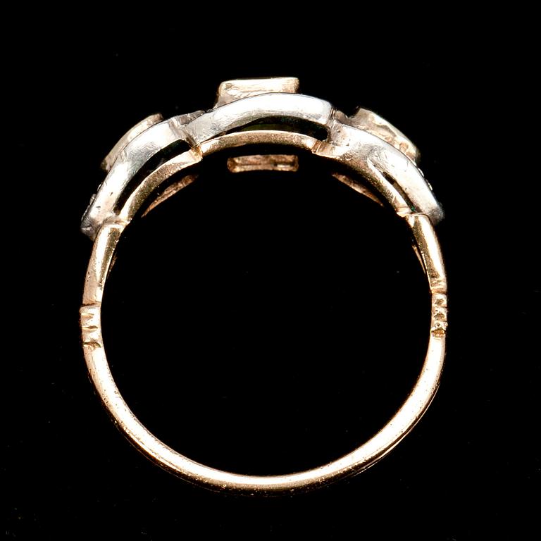 RING, guld 14K, smaragd, safirer och små rosenslipade diamanter. Otydliga stämplar. Vikt 3,8 g.