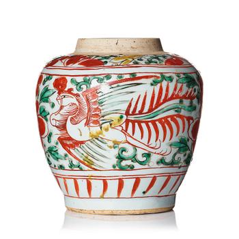 1043. A Transitional wucai jar, 17th Century.