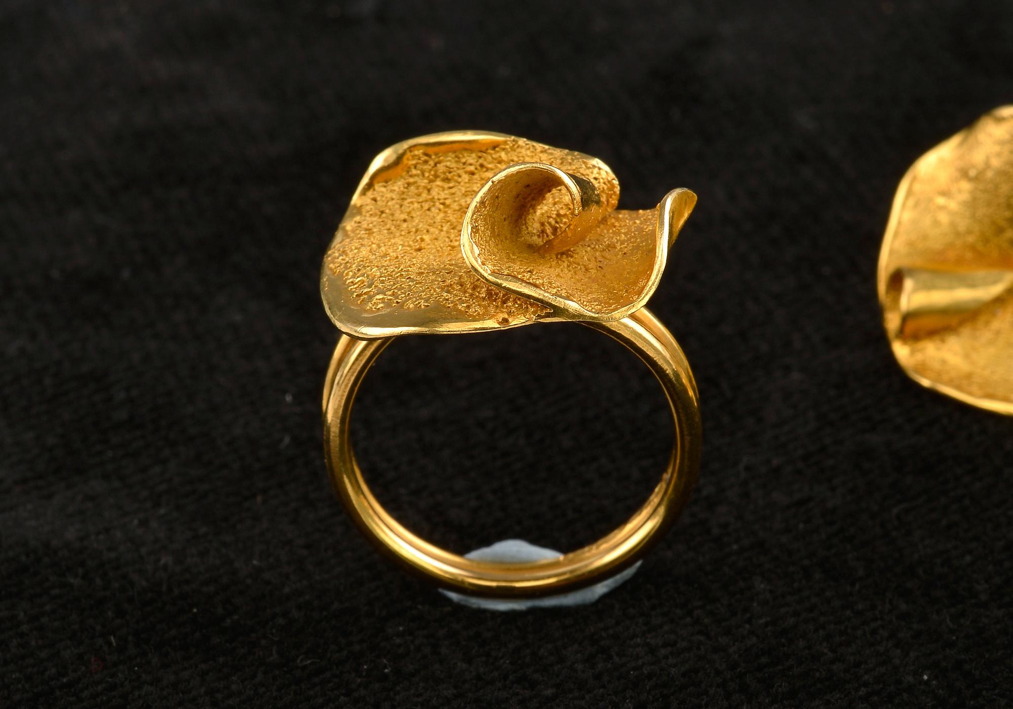 Lotta Orkomies, SORMUS JA KORVAKORUT, kultaa 18K, A. Tillander 1972.   Paino 12,6 g.