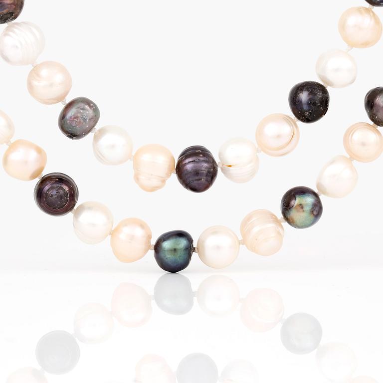 COLLIER, 2 st, odlade vita och grå sötvattenspärlor.