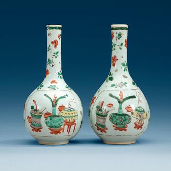 1698. A pair of famille verte vases, Qing dynasty, Kangxi (1662-1722).