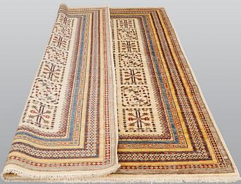 A carpet, Ziegler Design, approx. 253 x 172 cm.
