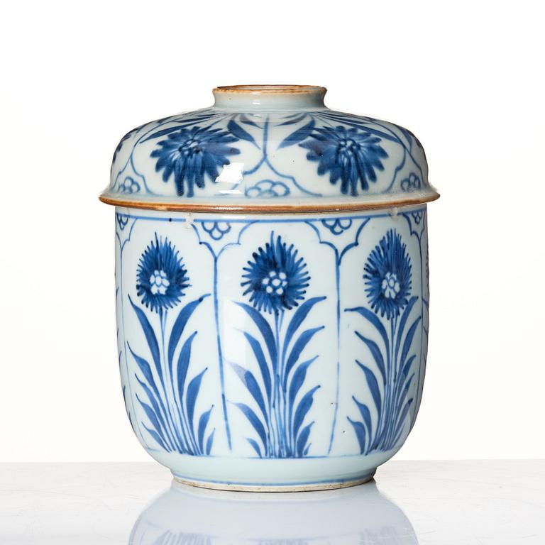 A blue and white jar with cover, Qing dynasty, Kangxi (1662-1722).