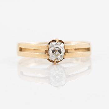 Ring in 18K gold set with an old-cut diamond.
