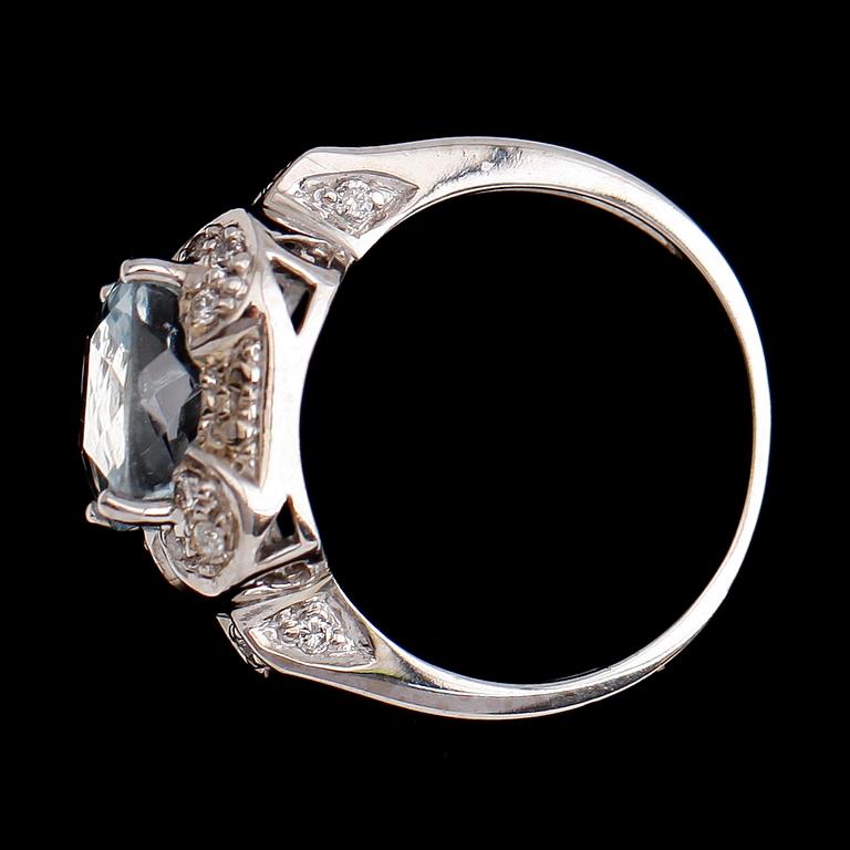 RING, 14 k guld, akvamarin ca 4.17 ct, mindre diamanter.