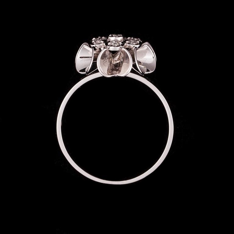 RING, 18K vitguld, 7 st 8/8-slipade diamanter tot. ca 0,05 ct. Elis Kauppi, Kupittaan Kulta 1980. Vikt 4 g.