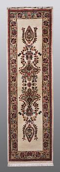 A runner, Tabriz, signerad Tabatabai, ca 210 x 65 cm.