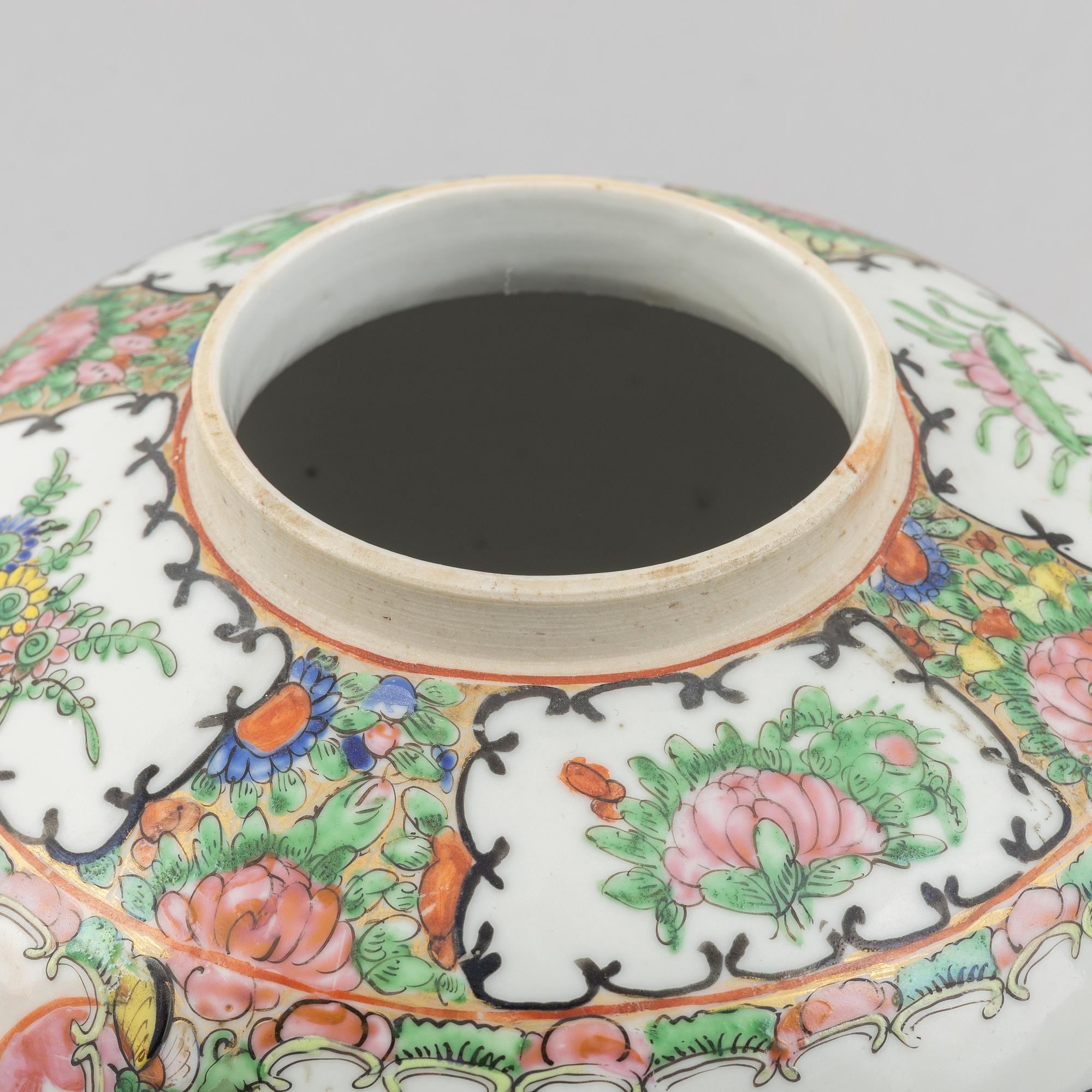 A blue and white vase, a brush pot and an urn with cover, porcelain, China, late Qing dynasty & 20th century.