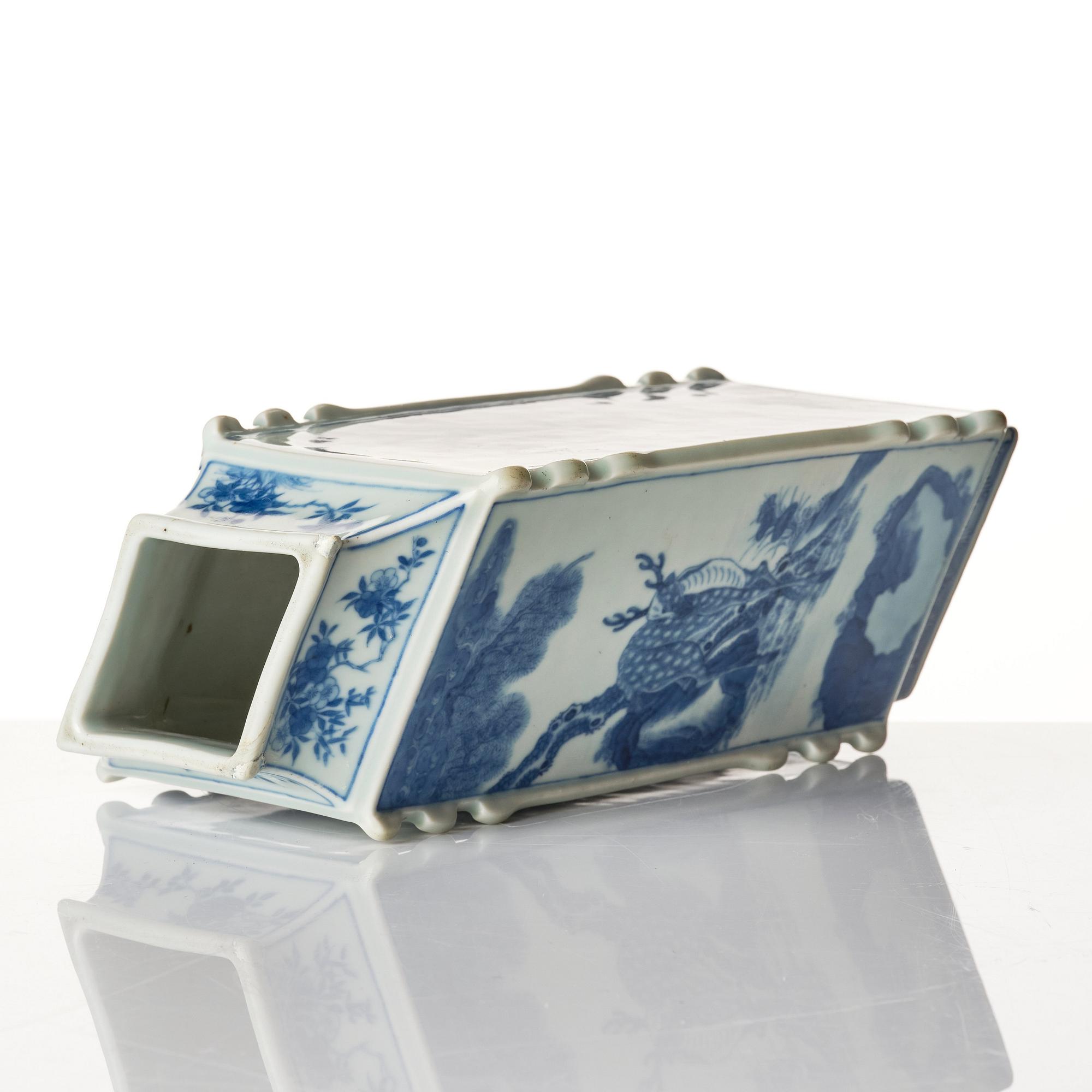 A blue and white vase, late Qing dynasty.