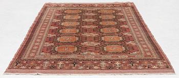 An oriental rug, a. 189 x 119 cm.
