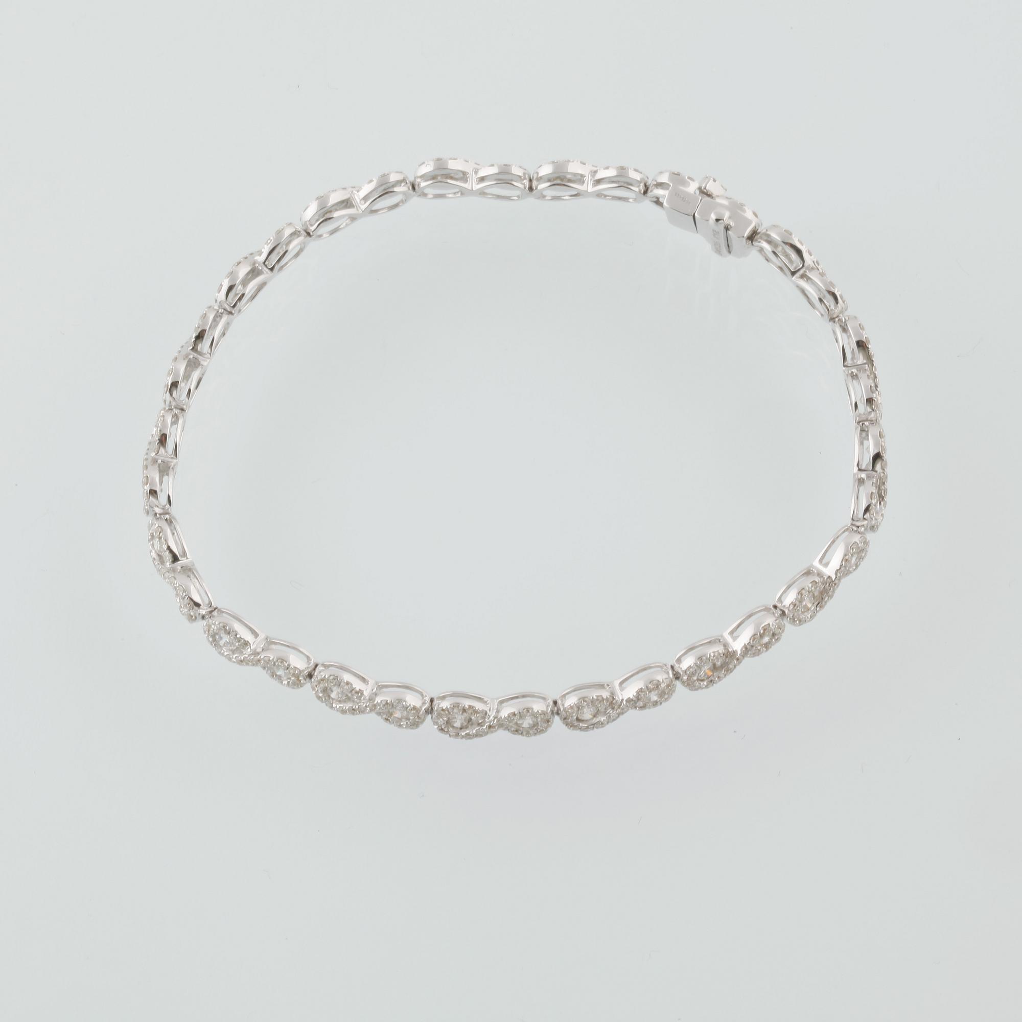 ARMBAND, 18K vitguld med 357 briljantslipade diamanter, 4.14 ct. Vikt 12,2 gram.