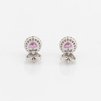 Örhängen med rosa safirer och briljantslipade diamanter.