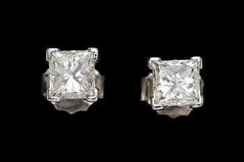 ÖRHÄNGEN, ett par. 18k vitguld med prinsesslipade diamanter, tot ca 1 ct. Vikt 1,8 g.
