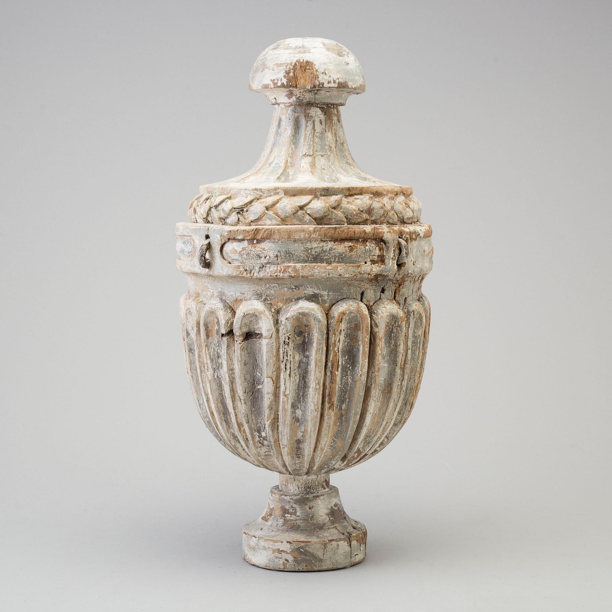 A carved decorative wood urn, late 18th / early 19th century.