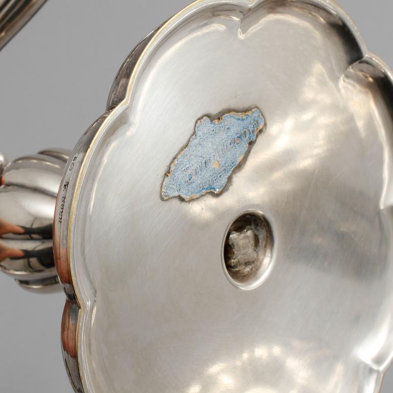 KANDELABRAR, ett par, silver, rokokostil, svenska importstämplar, 1900-talets mitt, total vikt 1164 gram.