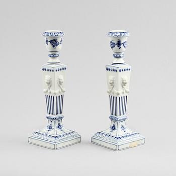 LJUSSTAKAR, ett par, porslin, "Musselmalet" Royal Copenhagen, 1900-tal.