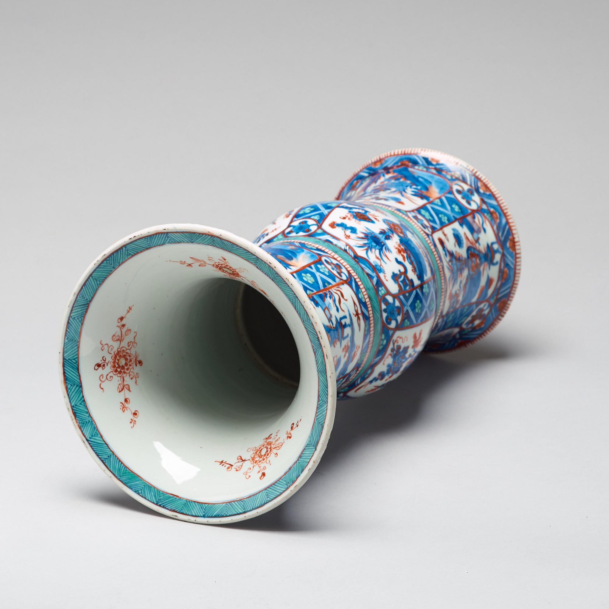 TRUMPETVAS, porslin. Qingdynastin, Kangxi (1662-1722).