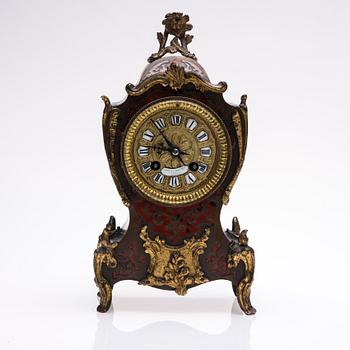 BORDSPENDYL, rokokostil, urverket märkt S Marti & Cie 1889, Frankrike 1800-talets slut.