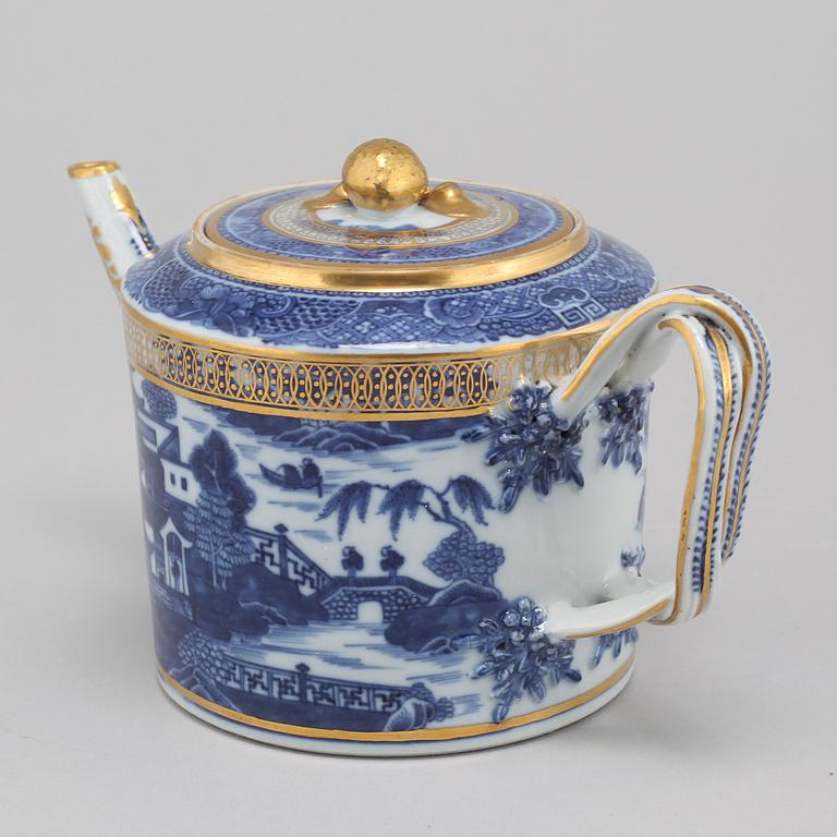 A late 18th century porcelian chinese teapot.