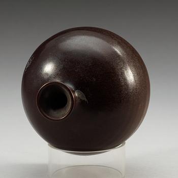 A Henan black glazed vase, Song dynasty (960-1279).