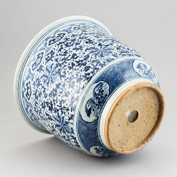 A blue and white flower pot, Qing dynasty, 19th Century.