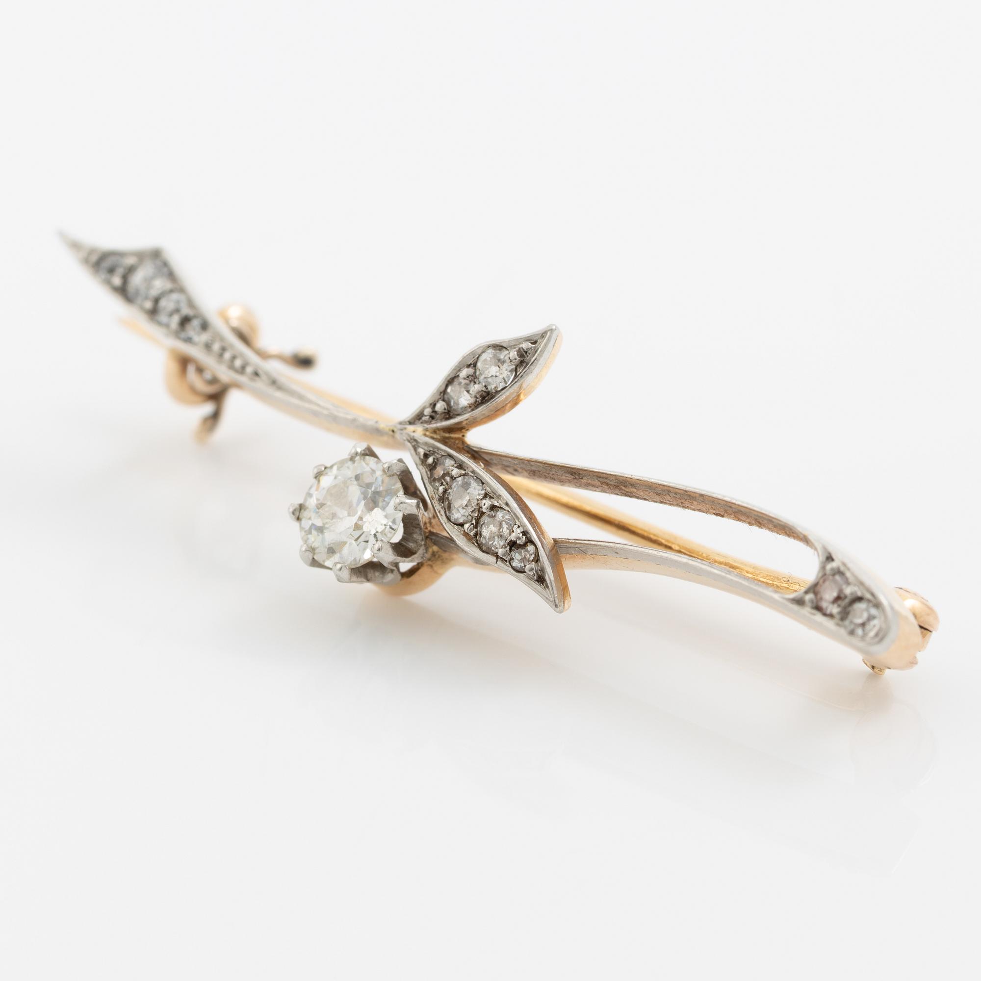 Brosch 14K guld med gammalslipade diamanter, i form av blomkvist.