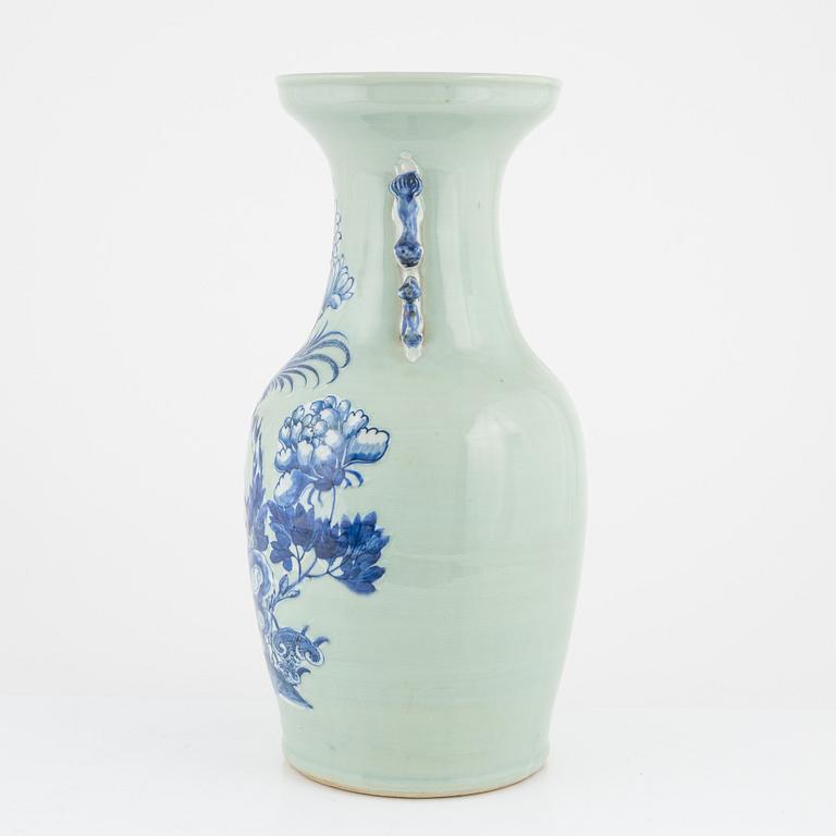 A blue and white vase with celadon ground, late Qing dynasty, circa 1900.