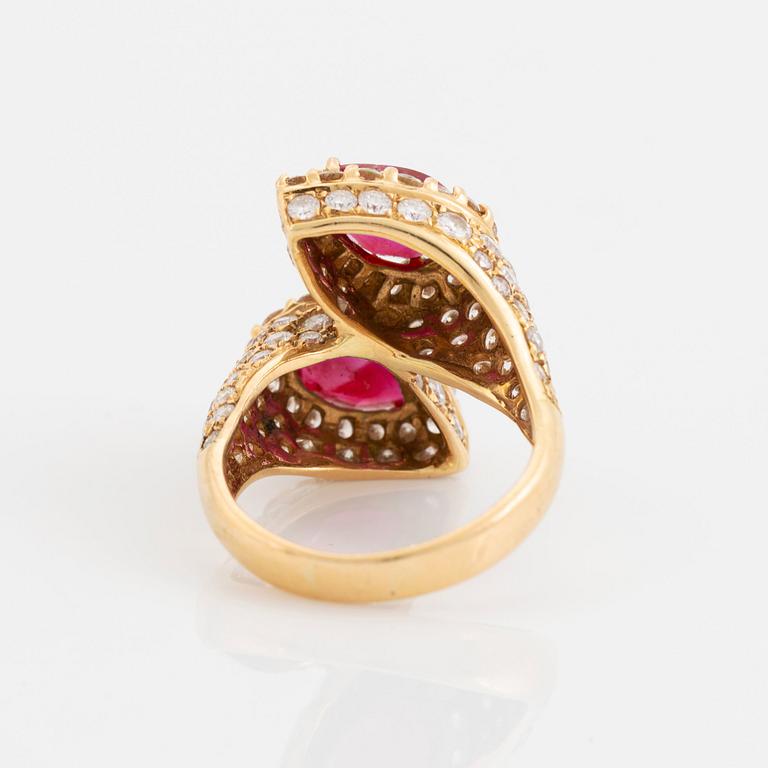 Ring 18K guld med två fasettslipade rubiner och runda briljantslipade diamanter.