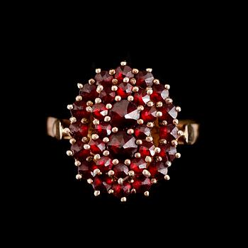 HALSBAND, RING SAMT ÖRHÄNGEN, 1 par, infattade med granater, 1900-talets mitt.
