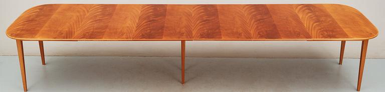 A Josef Frank mahogany dining table, Svenskt Tenn, model 947.