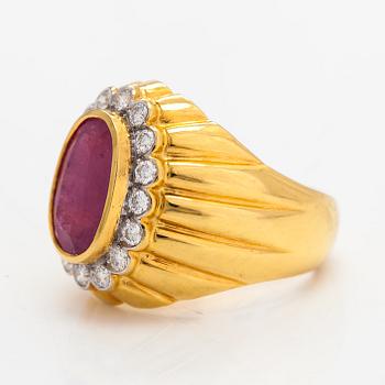 An 18K gold ring with a ruby and diamonds ca. 0.80 ct in total.