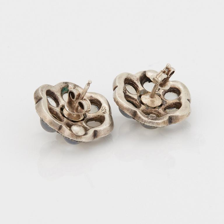 ARMRING och ÖRHÄNGEN med cabochonslipade månstenar och markasiter.