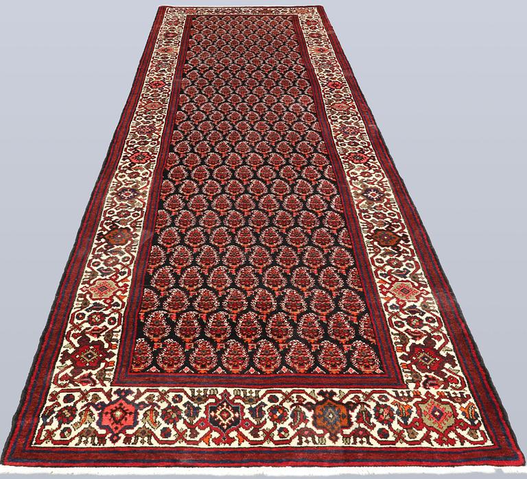 A Hamadan runner, approx. 420 x 114 cm.