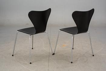 STOLAR, ett par, "Sjuan", Arne Jacobsen, Fritz Hansen, etikettmärkta 1995.